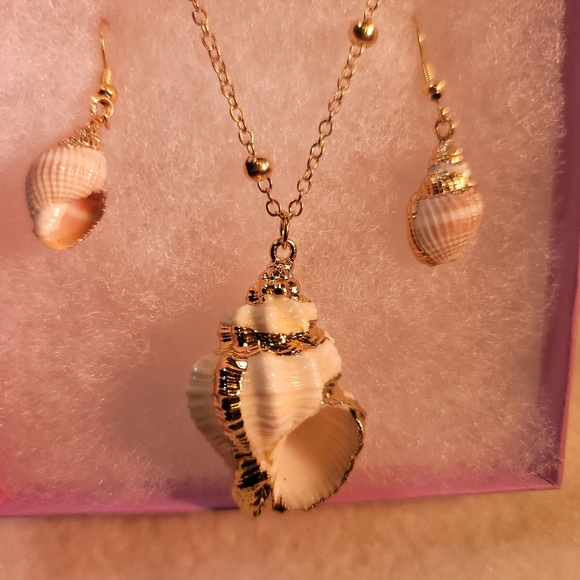 0291. Beautiful, FUN, Gold Trimmed Shell Necklace and Earrings ~ In a Gift Box - Picture 8 of 10